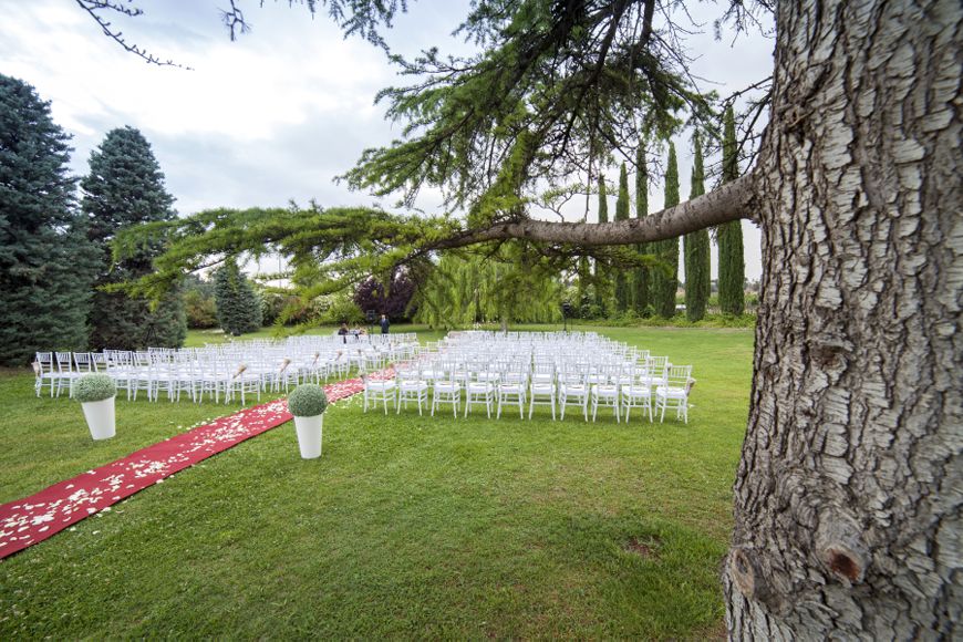 Ceremonia civil en Jardines Finca Prats alfombra de flores